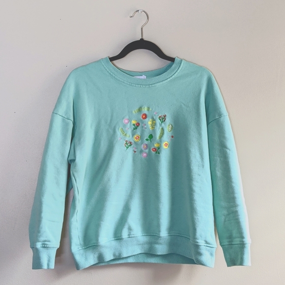 Clammy Heart Flower Embroidery Sweatshirt in Mint Green - Picture 2 of 8